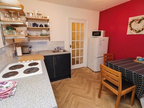 Cottage | Private kitchen | Fridge, cookware/dishes/utensils - Old Bakery No2 (Seahouses)