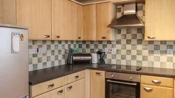 Cottage | Private kitchen | Fridge, dishwasher, cookware/dishes/utensils