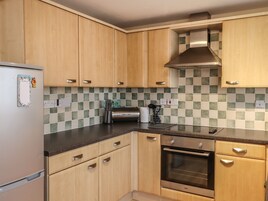 Cottage | Private kitchen | Fridge, dishwasher, cookware/dishes/utensils