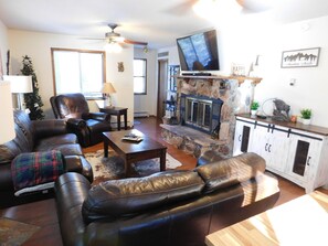 TV, fireplace - Wildcat Point (Cloudcroft)