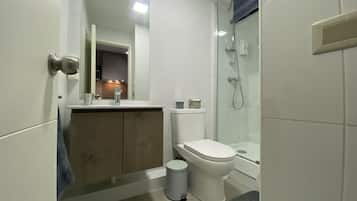 Suite estudio exclusiva | Baño | Regadera y toallas
