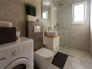 Douche, séchoir à cheveux, serviettes fournies