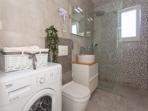Shower, hair dryer, towels - Apartments Aqua - Two Bedroom Apartment with Terrace and Sea View (Okrug Gornji)