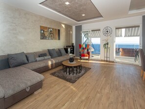 Una televisión, un reproductor estéreo