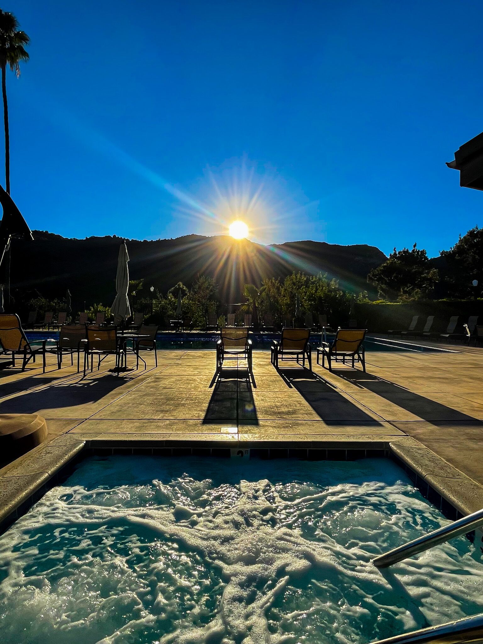 Una piscina al aire libre, una piscina climatizada