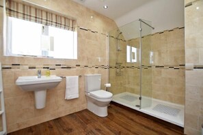 Bathroom - Armstrong Cottages No22 (Bamburgh)