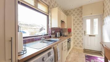 Tủ lạnh, dụng cụ nấu nướng/bát dĩa/dao nĩa