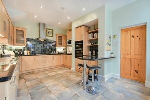 Fridge, dishwasher, cookware/dishes/utensils - The Burgage House (Morpeth)