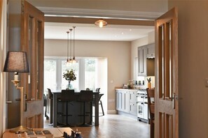 Fridge, dishwasher, cookware/dishes/utensils - Bradacar (Seahouses)