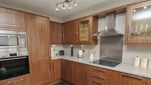 Cottage | Dapur pribadi | Lemari es, mesin pencuci piring, dan peralatan masak/sendok-piring