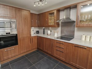 Cottage | Private kitchen | Fridge, dishwasher, cookware/dishes/utensils - Assisi Apartment (Alnwick)