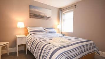 2 Schlafzimmer, individuell dekoriert, individuell eingerichtet