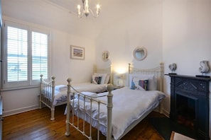 2 Schlafzimmer, individuell dekoriert, individuell eingerichtet