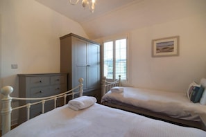 2 quartos, individualmente decorados, individualmente mobiliados