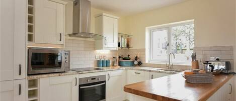 Lave-vaisselle, batterie de cuisine, vaisselle et ustensiles