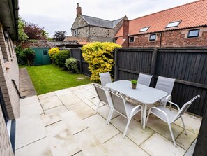 Outdoor dining - Polished Pebble (Chathill)