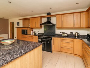 Casa de campo | Cocina privada | Refrigerador, lavavajillas y utensilios de cocina 