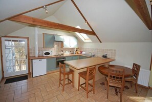 Fridge, cookware/dishes/utensils