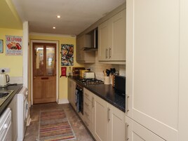 Geladeira, lava-louças, talheres/pratos/utensílios de cozinha