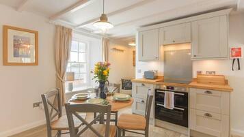 Fridge, dishwasher, cookware/dishes/utensils