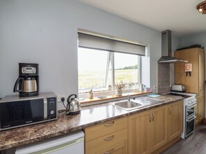 Cottage | Private kitchen | Fridge, cookware/dishes/utensils