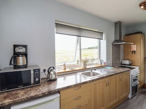 Cottage | Private kitchen | Cookware/dishes/utensils