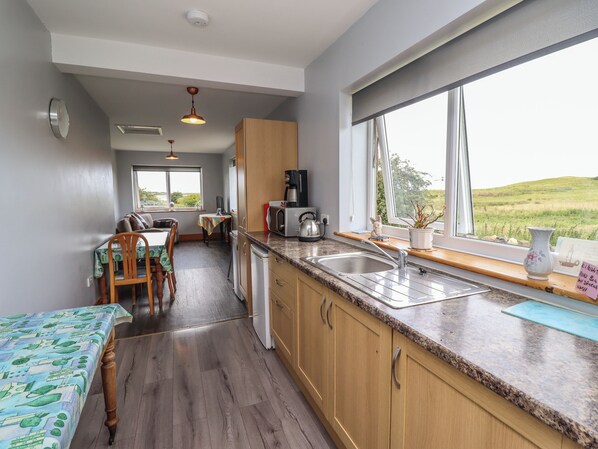 Cottage | Private kitchen | Fridge, cookware/dishes/utensils