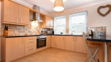 Fridge, cookware/dishes/utensils