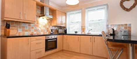 Fridge, cookware/dishes/utensils