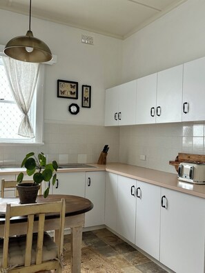 Private kitchen - The Gypsy Saddler across from Tenterfield Saddler (Tenterfield)