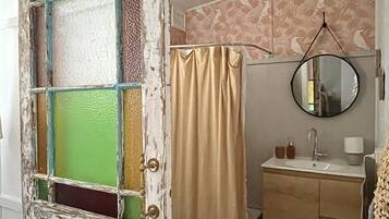 Combined shower/tub