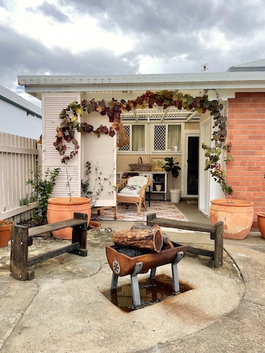 The Gypsy Saddler across from Tenterfield Saddler