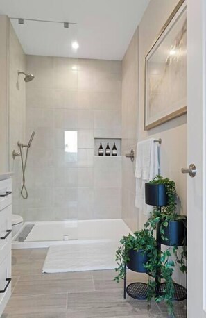 Bathtub, hair dryer, shampoo - Luxurious Brand-New 2 Bedroom (West Palm Beach)