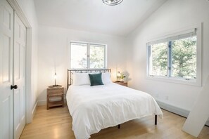 5 bedrooms, iron/ironing board, free WiFi, bed sheets - Boulder Luxury Getaway | 7 acres /w River & Pond (Boulder)