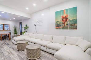 TV, video games, DVD player, ping pong - Boulder Luxury Getaway | 7 acres /w River & Pond (Boulder)