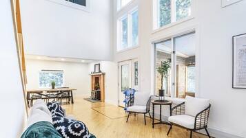 TV, videospill, DVD-spiller og bordtennis