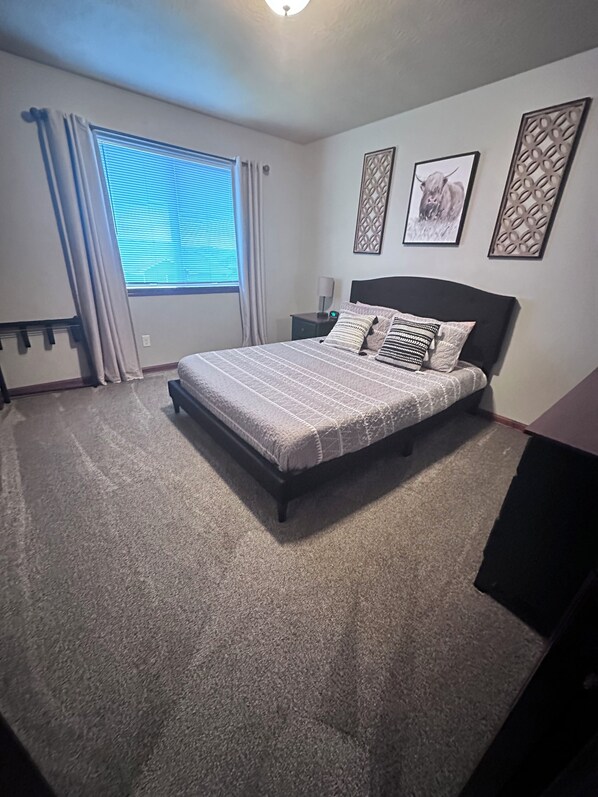 3 makuuhuonetta, työpöytä, silitysrauta/-lauta, vauvan matkasänky