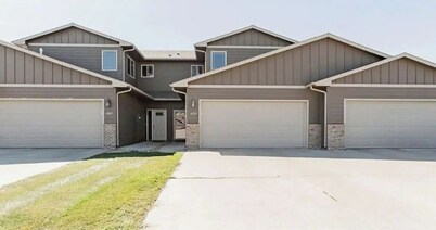 LMD Townhouse 3 bdrm with HOT TUB and game room.