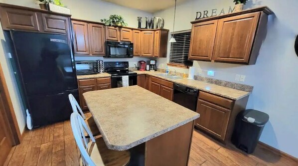 Geladeira, micro-ondas, fogão, cooktop