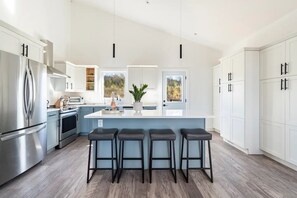 Réfrigérateur, un four, surface de cuisson, lave-vaisselle