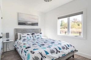 4 bedrooms, desk, travel cot, WiFi