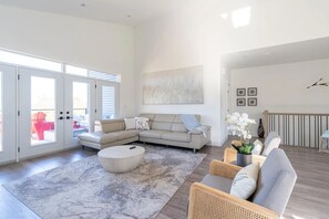 Téléviseur connecté, foyer, table de baby-foot, livres