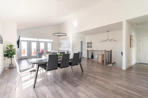 Dining - Spacious modern cottage with incredible views in the Bruce Peninsula (Wiarton)