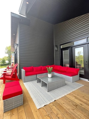 Terrace/patio - Spacious modern cottage with incredible views in the Bruce Peninsula (Wiarton)