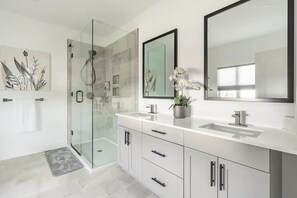 Ensemble baignoire-douche, séchoir à cheveux, savon, shampooing