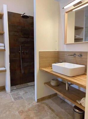 Een douche, een haardroger, handdoeken, zeep