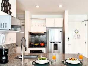 Jääkaappi, mikroaaltouuni, uuni, liesi