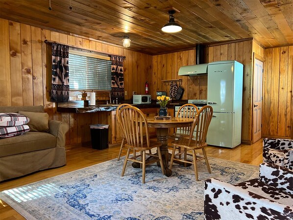 Cabin C1 | WiFi, bed sheets - Lakeshore Resort (Lakeshore)