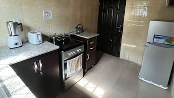 Refrigerador, horno, parrilla de estufa y tetera eléctrica