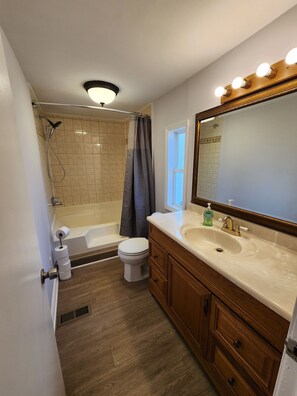 Duschwanne, Handtücher, Toilettenpapier